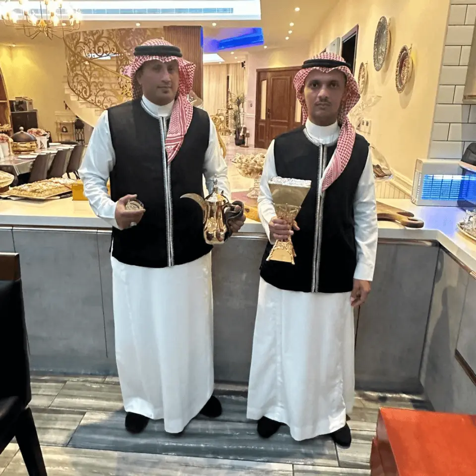 قهوجيين بالدلال في قاعة مناسبات